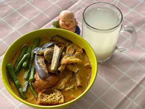 curry noodles 咖喱麵.
Photo by Mr Henry Lau at Fok Guang Vegetarian 佛光素食 in Johor Bahru