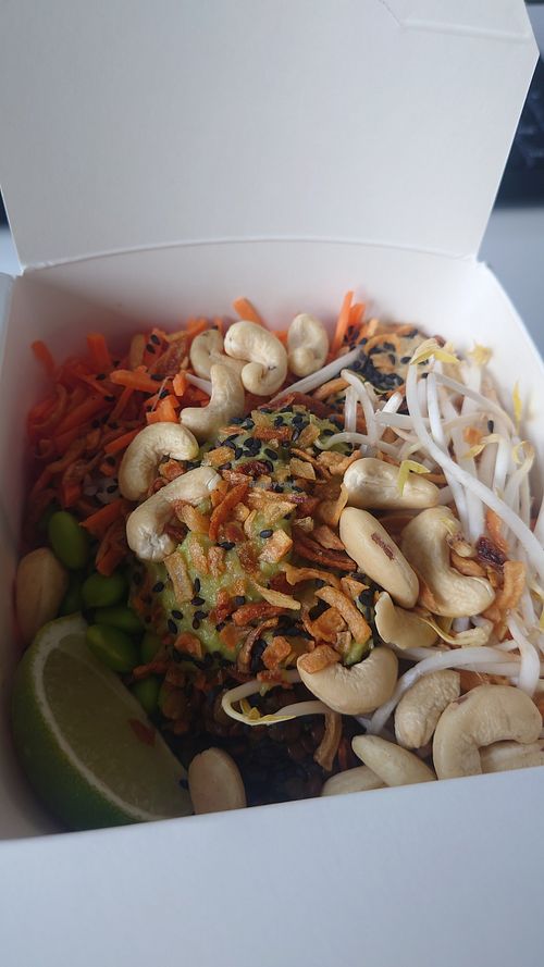 Bowl with avocado, rice, edamame, cashew nuts, carrots, bean sprouts at my indigo - Stainerstrasse in Innsbruck