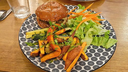 Veggie burger (with tofu and avocado) at 5 Lorette in Paris