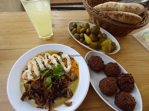 Hummus und Falafel at The Hummus of Tahini in Jerusalem