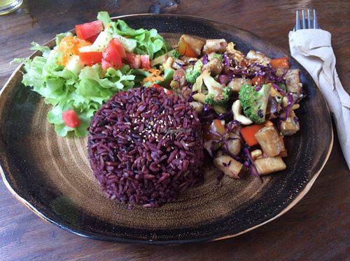 Stir-fried veggies and cashews at Plernpai Vegetarian Cafe in Mae Hong Son