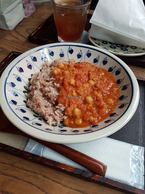 The wondeful chickpea curry with brown rice! at Salunpowaku in Minoo
