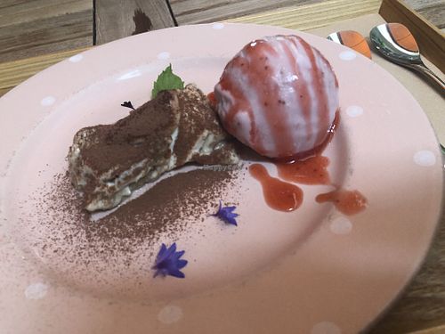 Tiramisù and strawberry ice cream!  at Salunpowaku in Minoo