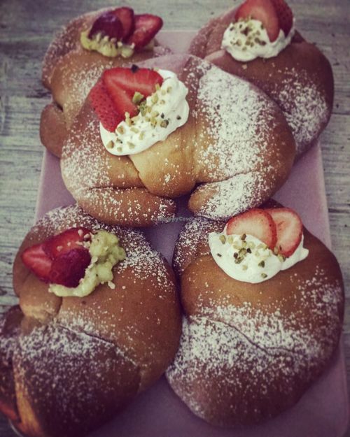 Have a nice breakfast at Canape Incontro in Bologna