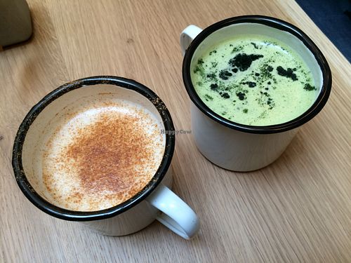 Chai lattè made with almond milk and matcha lattè made with coconut and spirulina at Wild & The Moon - rue Charlot in Paris