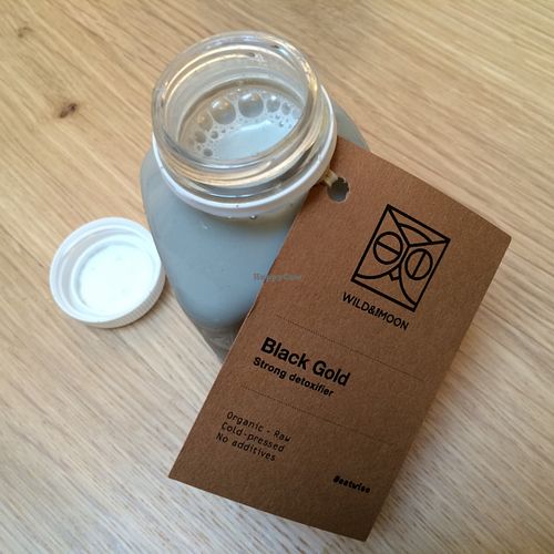 'Black Gold' raw vegan milk at Wild & The Moon - rue Charlot in Paris