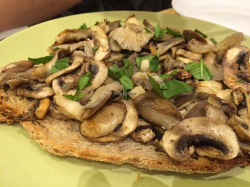 Mushroom toast at Almalibre Acai Bar in Valencia