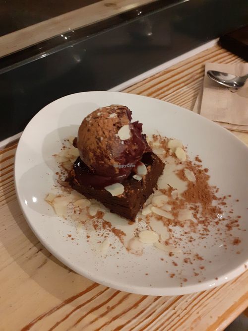 Brownie with acai cream and cacao at Almalibre Acai Bar in Valencia