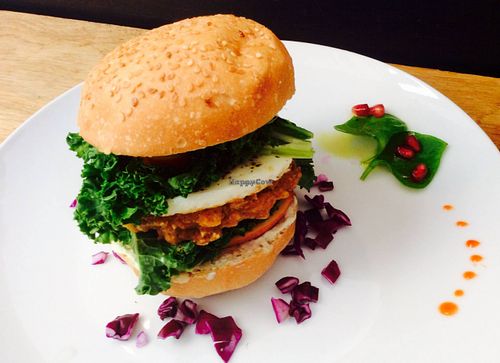 burger at Lula Cantine Bio & Veggie in Paris