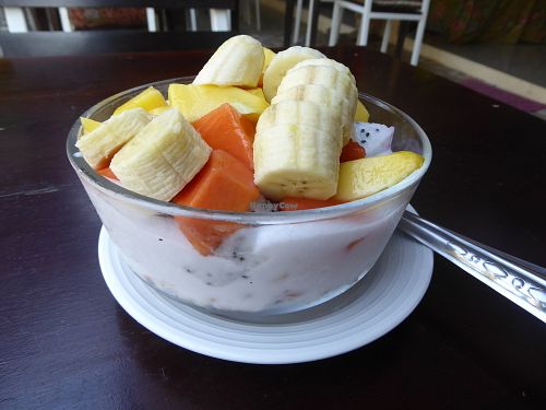 Granola Bowl mit frischem Obst und Kokosnussjoghurt at One Yoga Cafe in Koh Phangan