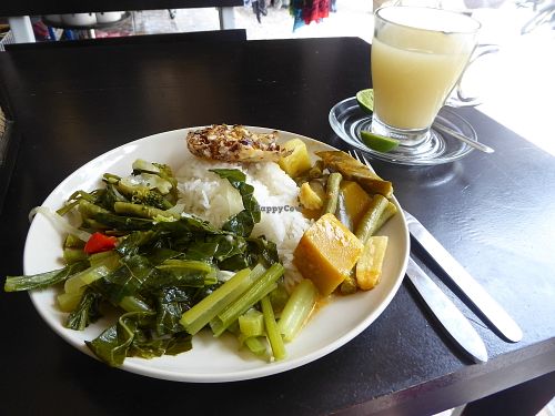 Essen vom Buffet mit Ingwertee at One Yoga Cafe in Koh Phangan