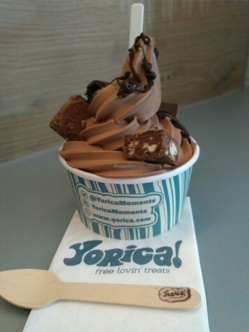 vegan fro-yo with choc sauce and tiffin squares at Yorica in London