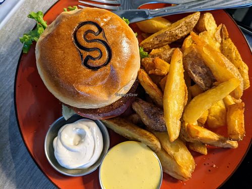 Hamburguesa de garbanzos at Seitan Urban Bistro in Lima