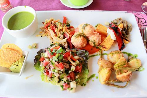 vegan dinner (green gazpacho, guacamole, fresh salad, asian fried vegetables, rice balls in tomato sauce, grilled polenta with aubergine, baked potatoes with pesto) at Mezze in Fuengirola