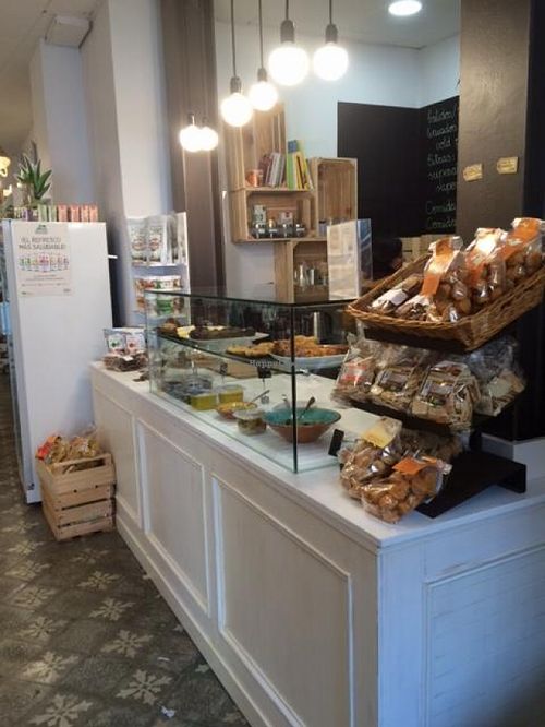 Deli area serving vegetarian and raw foods at Biokalma in Mallorca