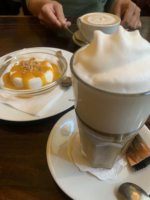 Megaschaum auf dem Latte Macchiato! In diesem Fall aus einer Mischung aus Hafer- und Sojamilch.   at Zen House in Berlin