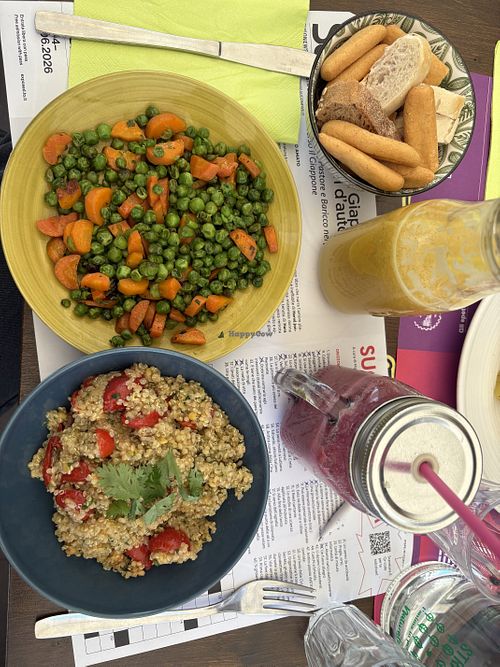 Insalata di quinoa con lenticchie gialle e pomodorini, carote e piselli saltati in padella, smoothie alla barbabietola/frutti rossi/vaniglia/latte si soia   at Stramonio in Turin