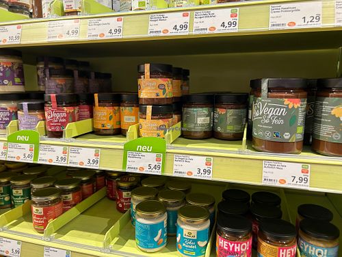 Noticeably many vegan spreads and chocolate creams-> everything is labeled at Alnatura - Friedrichstrasse in Berlin