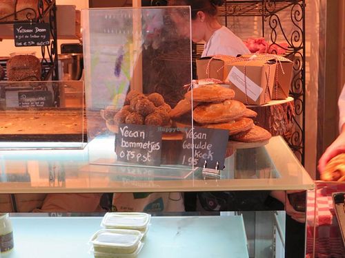 Counter with vegan labelled items at Het Zaanse Bakkertje / Dutch Vegan Bakery in Zaandijk