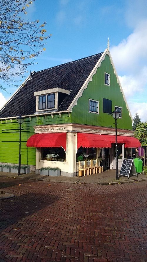 Beautiful old Dutch exterior at Het Zaanse Bakkertje / Dutch Vegan Bakery in Zaandijk