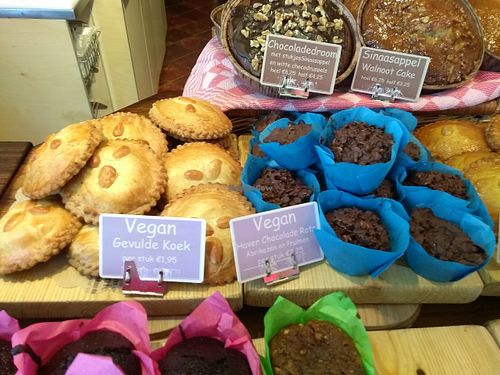vegan almond cream cake and vegan chocolate corn flakes cakes at Het Zaanse Bakkertje / Dutch Vegan Bakery in Zaandijk