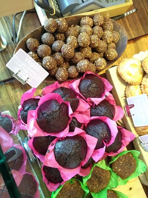 vegan chocolate muffins and vegan energy balls at Het Zaanse Bakkertje / Dutch Vegan Bakery in Zaandijk