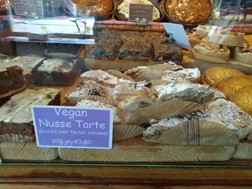 vegan whole nuts and caramel tart at Het Zaanse Bakkertje / Dutch Vegan Bakery in Zaandijk
