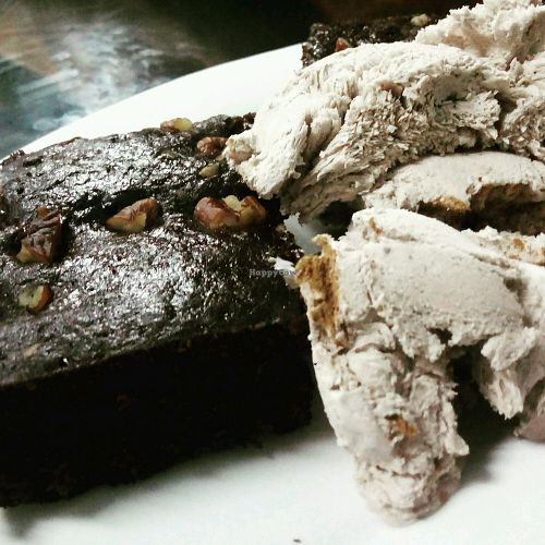Helado de vainilla y brownie at Sinfonia Vegana in Lima
