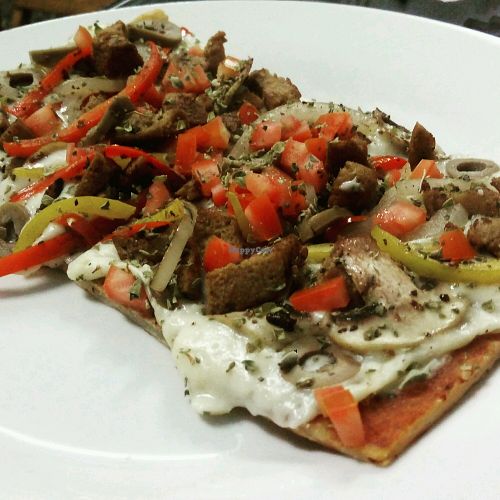 Pizza at Sinfonia Vegana in Lima