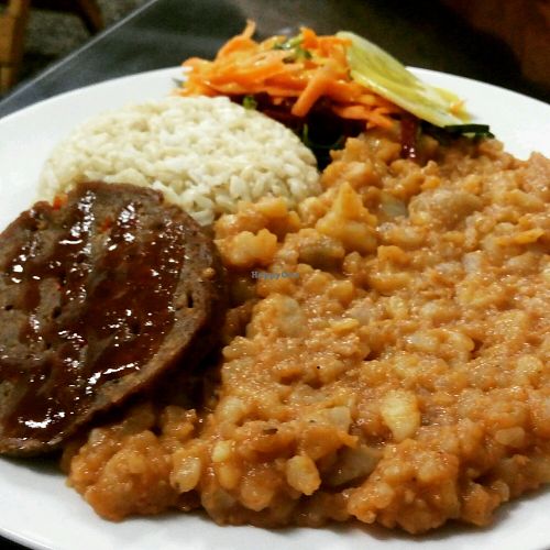 Cau Cau con Seitan, arroz y ensalada at Sinfonia Vegana in Lima