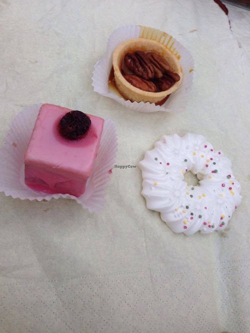 Punschkrapfen; Meringue; Tart orange au caramell at Süssi Salon de Thé Francais in Vienna