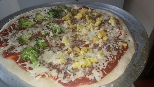 pizza mitad brocoli mitad hawallana at Veggies Pizza in Alajuela