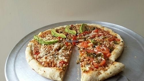 pizza de avocado y supreme at Veggies Pizza in Alajuela