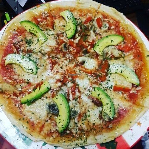 Pizza de aguacate at Veggies Pizza in Alajuela