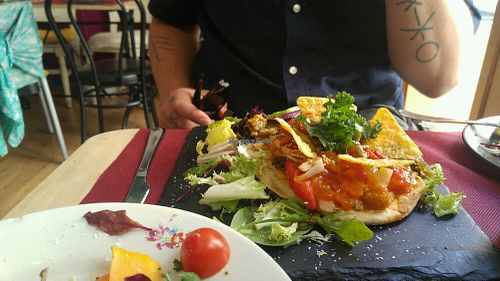 vegan pizza at El Pati de la Veina in Girona