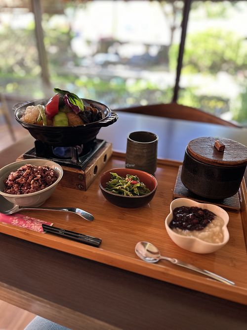 Comida deliciosa vegetariana, tiene muchas opciones de 420NTD o 13USD. También tiene hot pot individual, comí hasta saciarme ✨  at Ya Chi Yuan in Puli