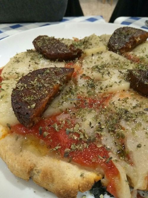 Pizza vegana con chorivegan at Krsna Cuisine in San Vicente Del Raspeig