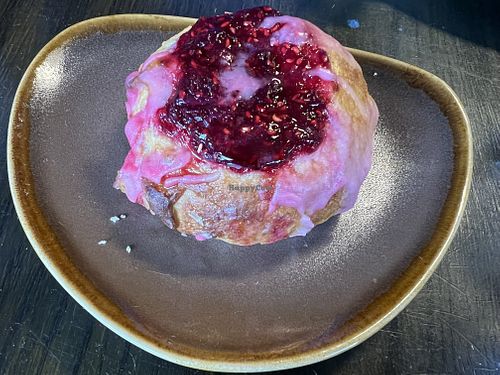 Raspberry skøl  at Bonobo Cafe in Aberdeen