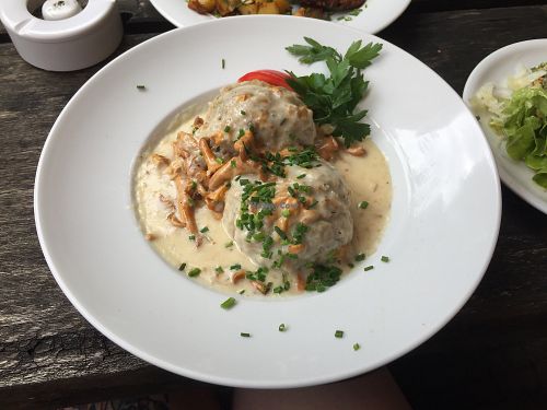 Semmelknödel mit Pfifferlingrahmsoße at Zum Lowen in Gelnhausen