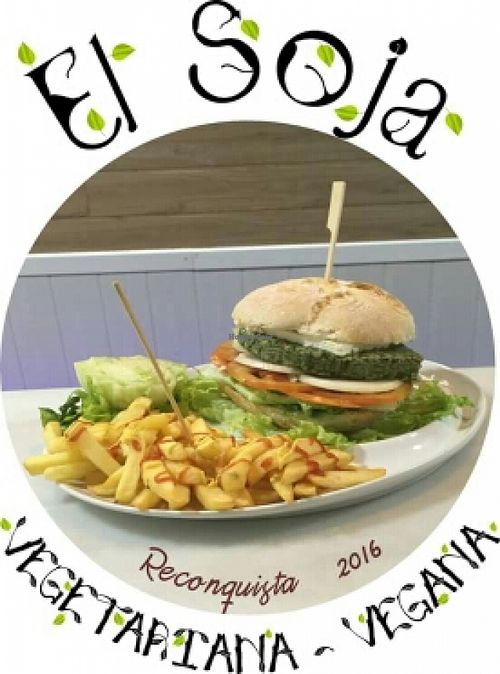 Hamburguesa de espinacas con patatas at El Soja in Vigo