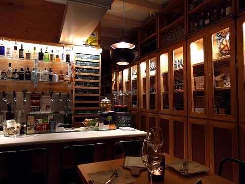 Bar and restaurant at El Maderal in Barcelona