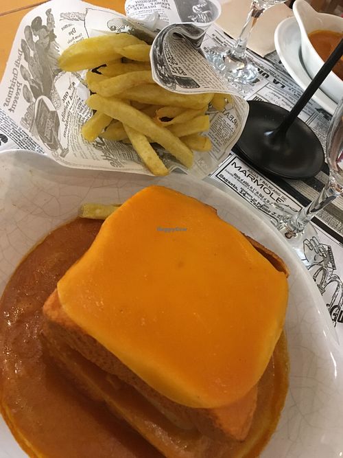 Francesinha at Escondidinho in Mafra