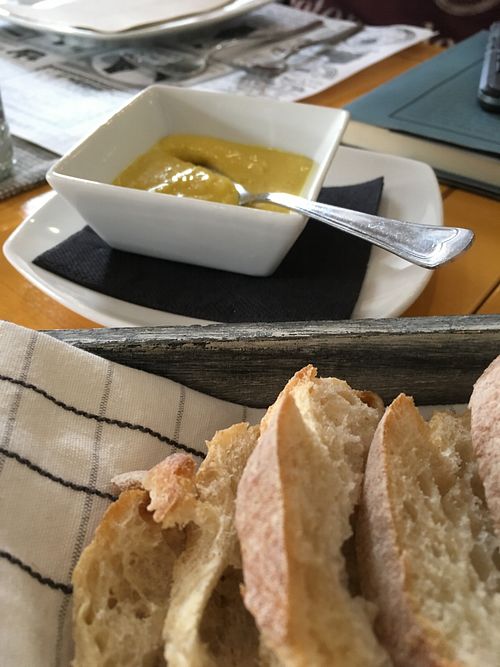 Hummus with pinnacle and curry at Escondidinho in Mafra