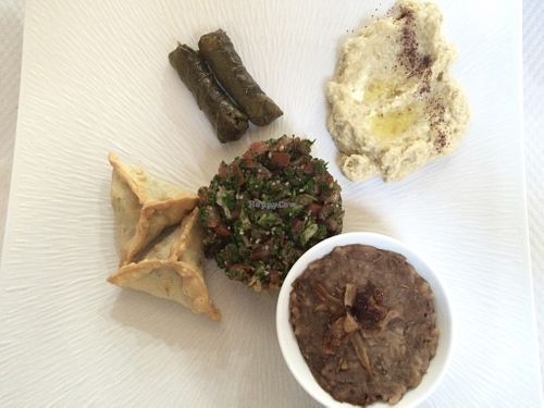 Entrée : Tabboulé, Moutabbal (caviar d'aubergines), 2 feuilles de vigne, Moujaddara (haricots, pois, lentilles...), 2 Fatayers (pâtisserie d'épinards) at Zahle in Amiens