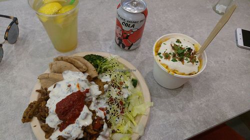 Gyros platter, lemonade, coke, mac'n'cheese with vegan bacon at Vegan Love in Budapest