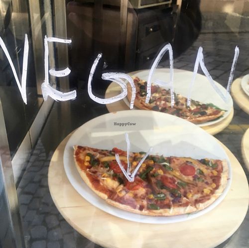 only one option but delicious !  at 8 vegetarian pizzas 8 world's salads a jeden kobliz in Olomouc