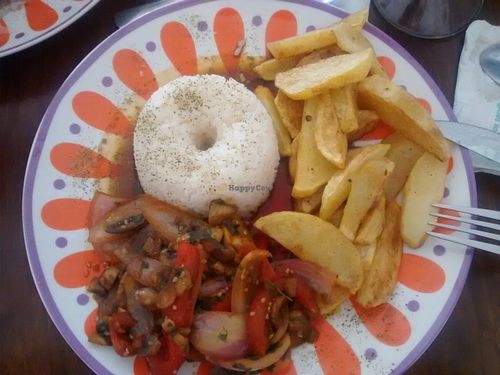Saltado de Verduras at Nuna Wasi in Lima