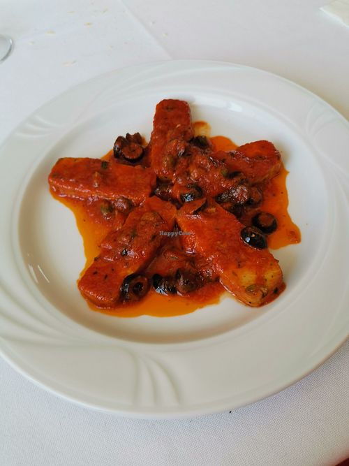 Tofu alle olive verdi condito con sugo pomodoro e olive nere at Le Mondine in Montebelluna