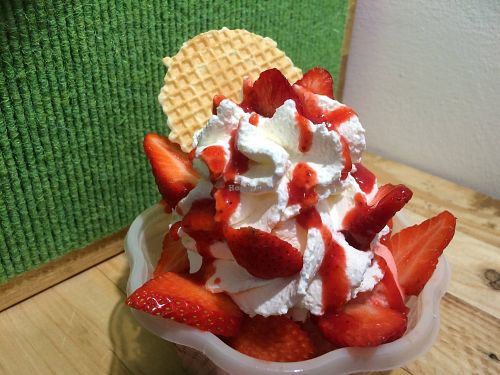 Strawberry Coup, fresh strawberries at Il Gelato in Muenster