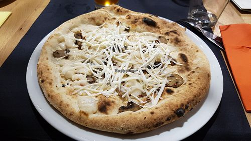 Creamy pizza (vegan) at Vitto Pitagorico in Naples